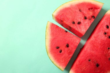 Turkuaz arka planda taze karpuz parçaları.