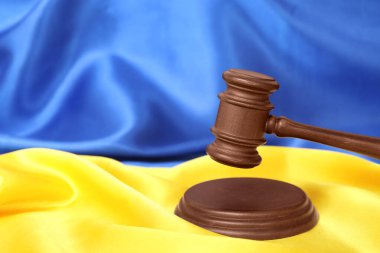 Ukrayna bayrağında yargıç tokmağı