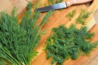 Ahşap zemin üzerinde taze dereotu olan tahta