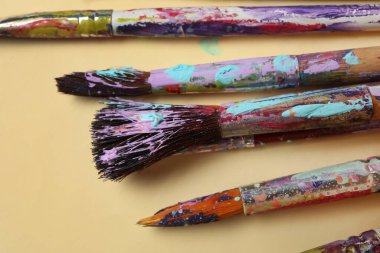 Bej arka planda kirli boya fırçaları