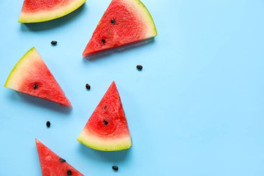 Mavi zemin üzerinde olgun karpuz parçaları olan kompozisyon