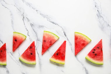 Hafif zemin üzerinde taze olgun karpuz parçaları olan kompozisyon