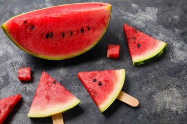 Koyu arkaplanda lezzetli karpuz çubukları olan kompozisyon, yakın plan.