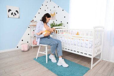 Genç kadın anne sütü bebeği yatak odasında