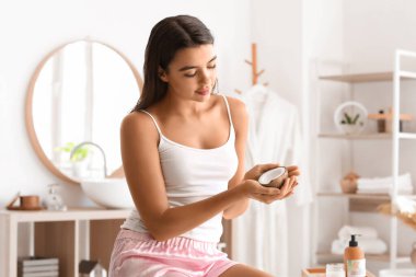 Banyoda hindistan cevizli güzel bir kadın. Cilt bakımı kavramı