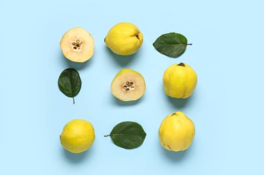 Tatlı olgun ayva ve yapraklar mavi arkaplanda