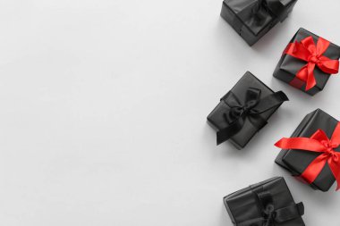 Beyaz arka planda bir sürü hediye kutusu var. Kara Cuma