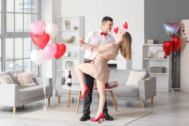 Dans eden ve sevgililer gününü evde kutlayan genç ve güzel bir çift.