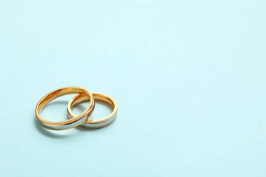 Mavi arka planda güzel alyanslar
