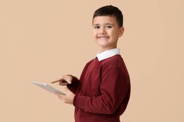 Bej arka planda tablet bilgisayar kullanan sevimli bir iş adamı. Karşıt Gün kutlamaları