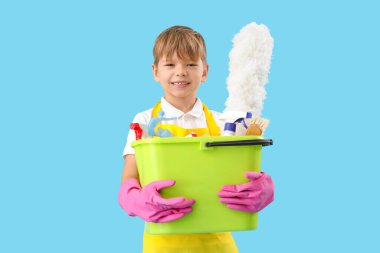 Mavi arka planda temizlik malzemeleri olan sevimli bir hademe. Karşıt Gün kutlamaları