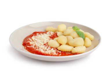 Beyaz arka planda domates soslu ve peynirli lezzetli gnocchi tabağı.