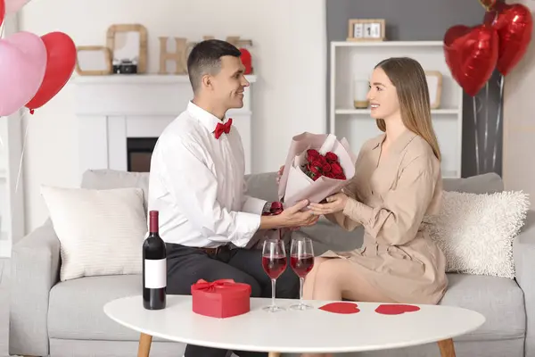 Beau Jeune Couple Avec Coffret Cadeau Bouquet Fleurs Verres Vin — Photo