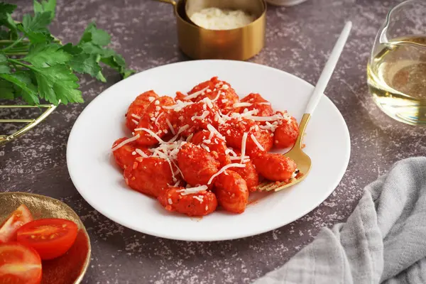 Πιάτο Νόστιμο Gnocchi Τυρί Γκρι Φόντο — Φωτογραφία Αρχείου