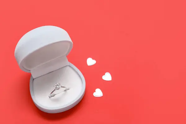 Doos Met Mooie Verlovingsring Confetti Rode Achtergrond — Stockfoto