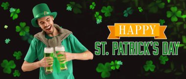 Aziz Patrick Günü için yeşil bira içen mutlu bir adamla selamlama bayrağı.