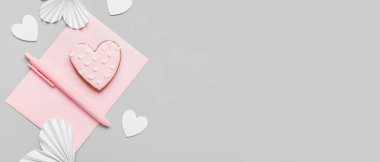 Tatlı kurabiyeler, mektup ve kağıt kalpler gri arka planda ve mesaj için yer var. Sevgililer Günü kutlaması