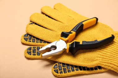 Bej arka planda pense ve eldivenler