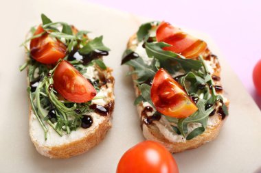 Krem peynirli, roka ve domatesli lezzetli sandviçler.