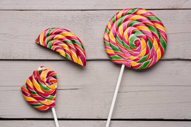 Beyaz ahşap masada rengarenk lolipoplar.