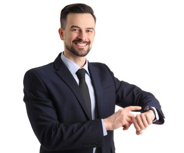 Yakışıklı iş adamı beyaz arkaplanda ukala bakışlar atıyor.