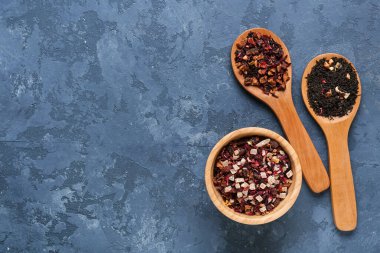 Mavi grunge arka planında farklı türde kurutulmuş meyve çayı içeren kompozisyon