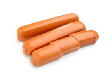 Beyaz arka planda tam ve kesilmiş lezzetli sosisler.