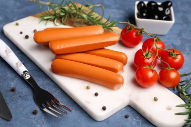 Mavi arka planda sosisli, domatesli ve zeytinli tahta