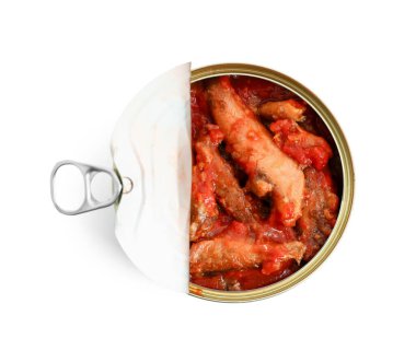 Beyaz arka planda izole edilmiş domates soslu balık konservesi.