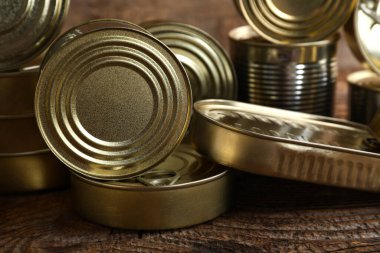 Tahta masada balık olan farklı teneke kutular.