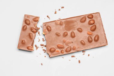 Tatlı lezzetli çikolata fındık ışık arka plan üzerinde