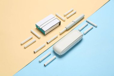 Modern elektronik puro ile kompozisyon ve renkli arka planda yapışır