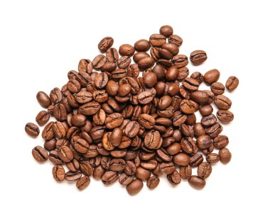 Beyaz arka planda izole kahve çekirdekleri yığını