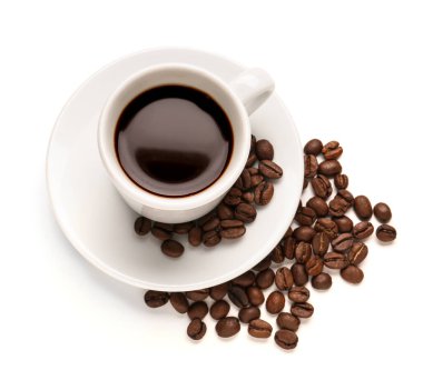 Beyaz arka planda bir fincan sıcak aromatik kahve.