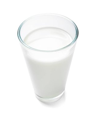 Beyaz arka planda izole edilmiş bir bardak taze süt.