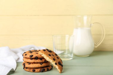 Masada çikolata parçacıklı lezzetli kurabiyeler var.