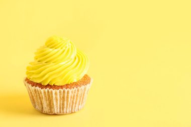 Sarı arka planda lezzetli kekler.