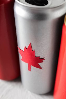 Gri masadaki akçaağaç yaprağıyla konserve kutuları, yakın plan. Kanada bayrağı konsepti