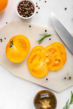 Beyaz arka planda taze domatesli ve biberli pano.