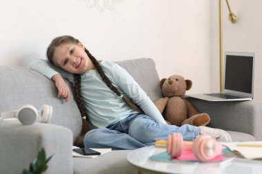 Evde bilgisayar bilimleri okuyan küçük bir kız.