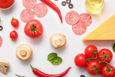 Beyaz arka planda pizza hazırlamak için taze malzemeler