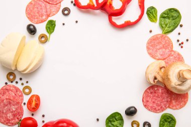 Beyaz arka planda pizza hazırlamak için taze malzemelerden yapılmış çerçeve