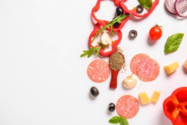 Beyaz arkaplanda pizza hazırlamak için gerekli malzemeler