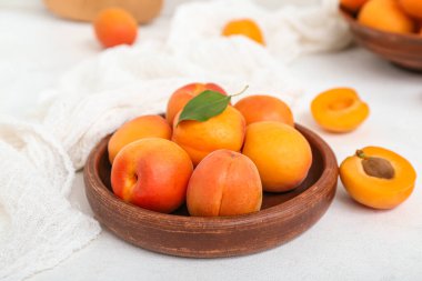 Beyaz masada taze kayısı tabağı.