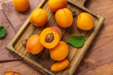 Ahşap masa üzerinde taze kayısı ile kurulu