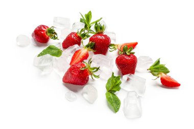 Beyaz arka planda çilekli limonata hazırlamak için gerekli malzemeler