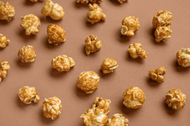 Kahverengi arka planda lezzetli patlamış mısır