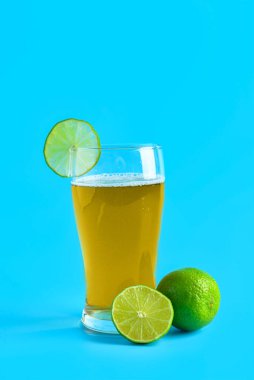 Mavi arka planda limonlu soğuk bira.
