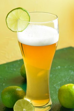 Masada limonlu soğuk bira.