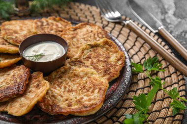 Bir tabak lezzetli kabaklı börek ve ekşi krema.